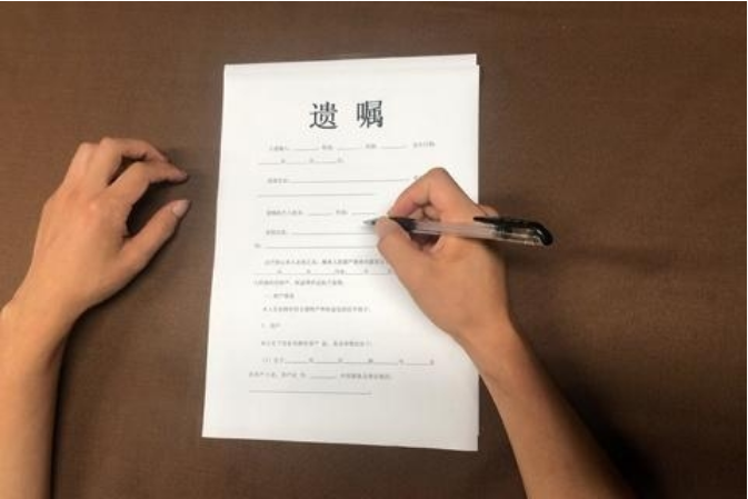 유언장 작성법과 법적 효력을 안내하는 이미지