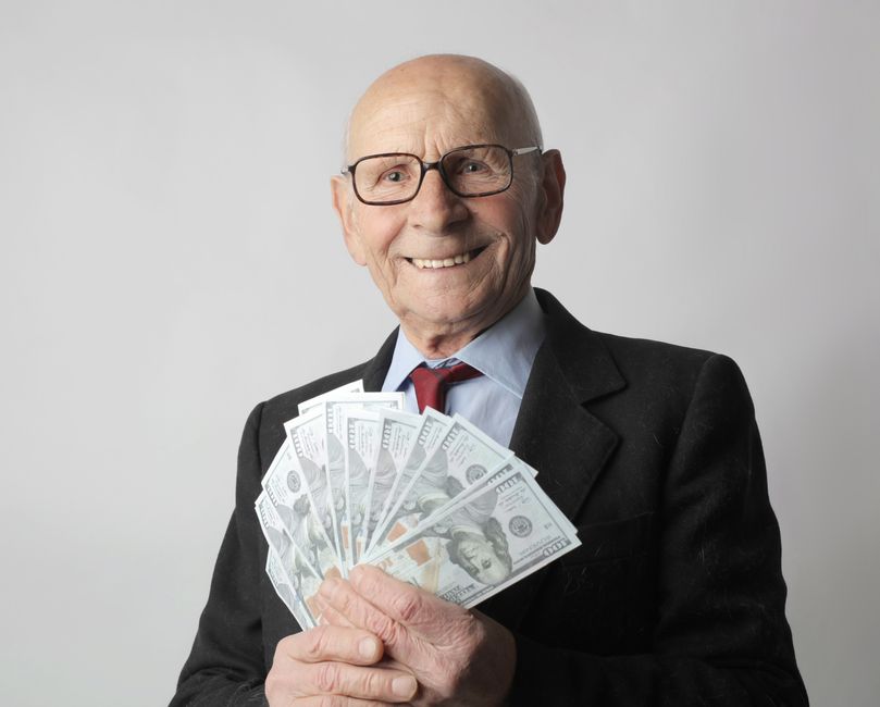 퇴직금 수령 방식을 결정하기 전 재무 상담을 받는 모습